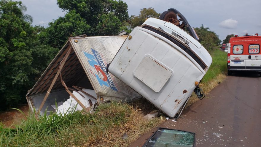Acidente de trânsito na BR-369: caminhão capota e motorista de 57 anos é socorrido