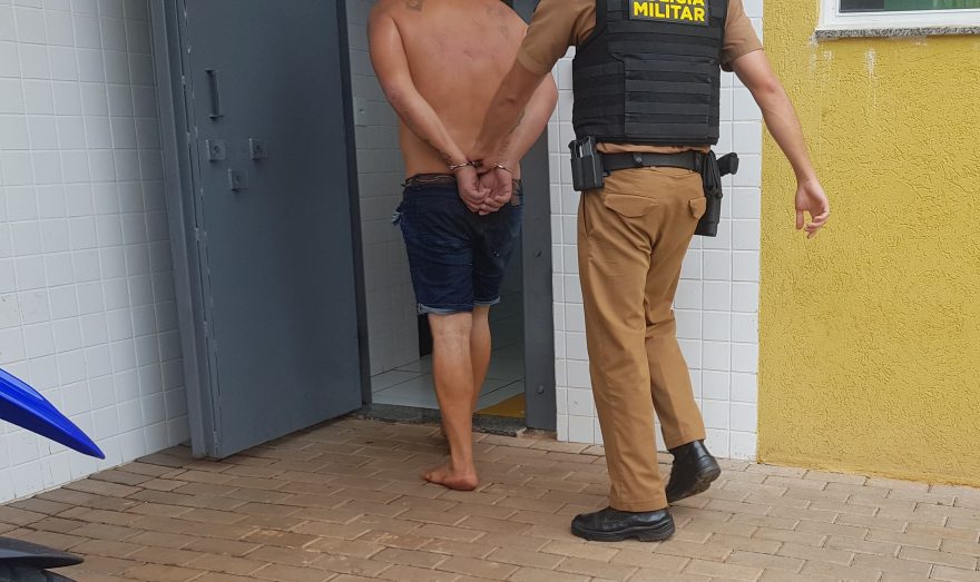 Homem é detido após estrangular namorada