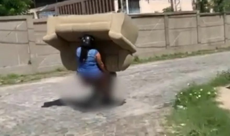 Sofá Voador: dupla surpreende ao transportar sofá em motocicleta