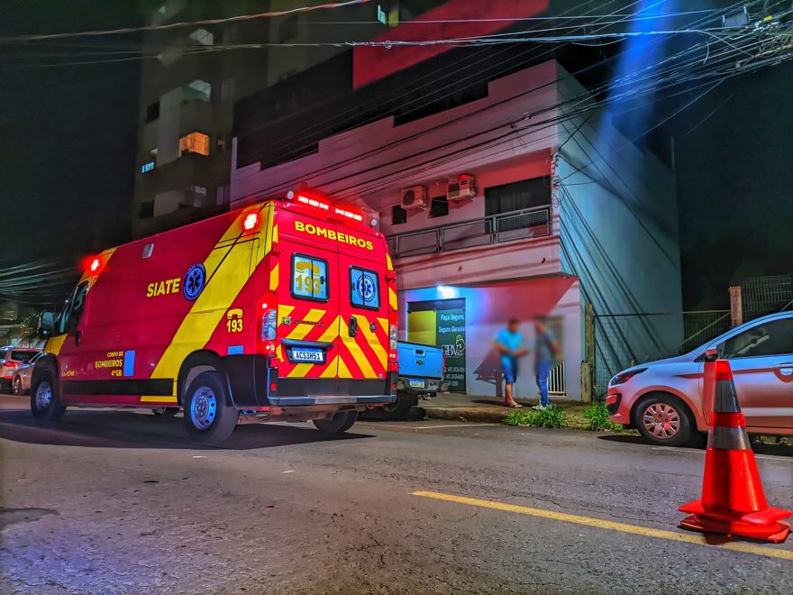 Adolescente fica ferido após colidir bicicleta com porta de caminhonete