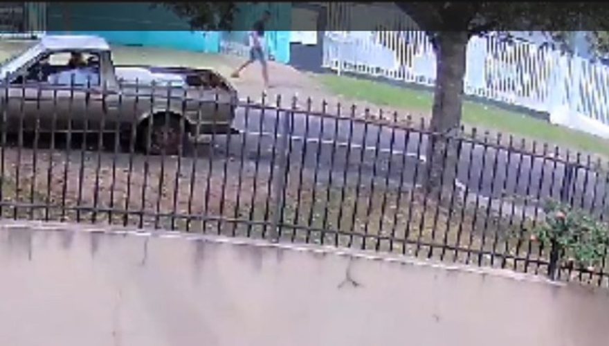 Criminoso é flagrado por câmeras furtando Notebook em residência no Parque São Paulo
