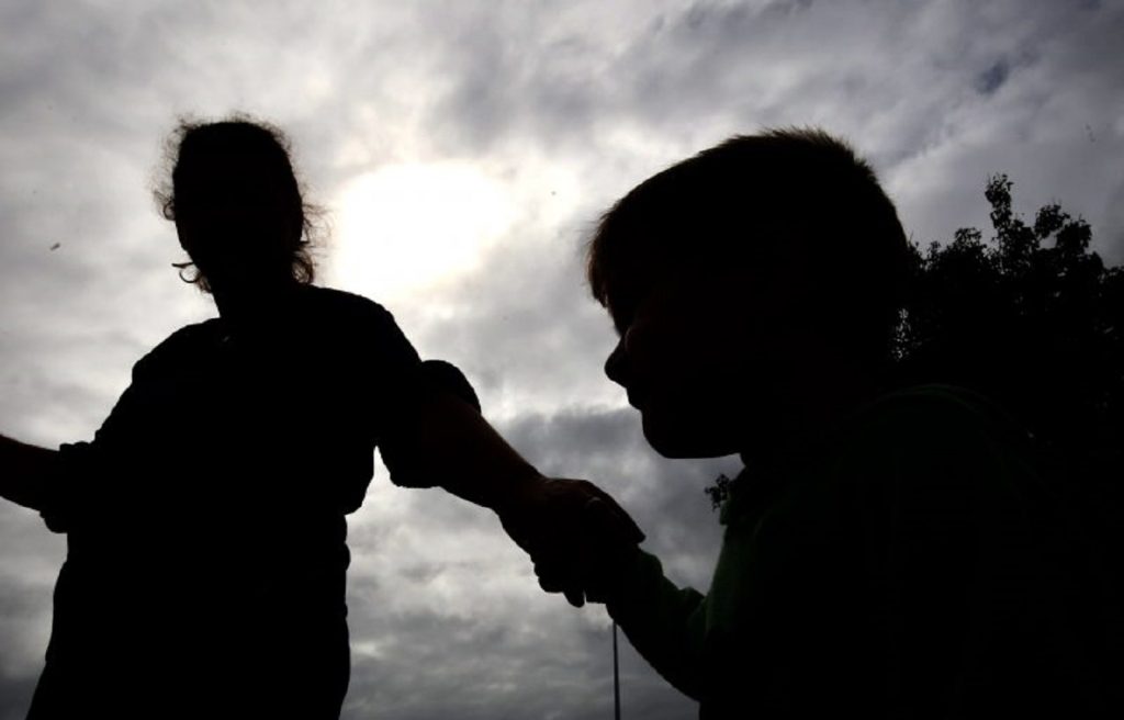 Mãe “alugava” filha de 11 anos para abusadores e dava vídeos do crime Mãe “alugava” filha de 11 anos para abusadores e dava vídeos do crime
