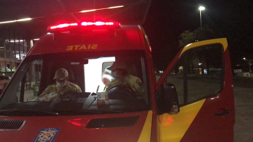 Idoso de 73 anos é agredido a paulada durante assalto no terminal Oeste
