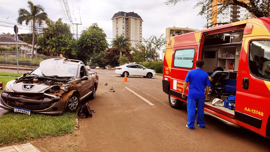 Mulher fica ferida após colisão entre Peugeot e Sandero no Country