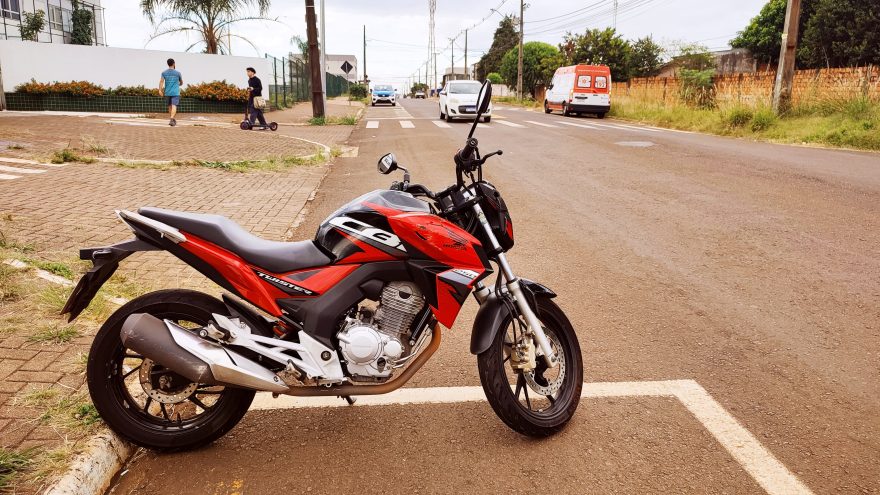 Ao desviar de cachorro, motociclista de 23 anos sofre queda e fica ferido