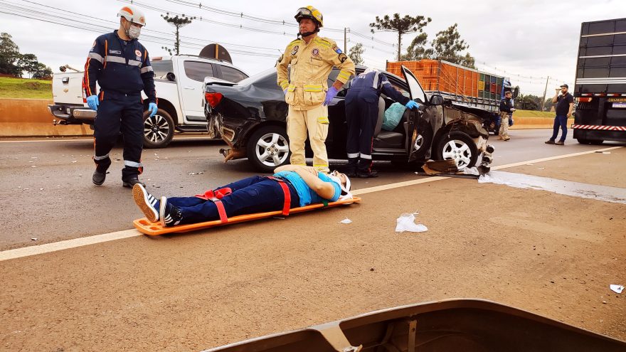 Três pessoas ficam feridas em colisão entre carro e caminhão no Trevo Cataratas