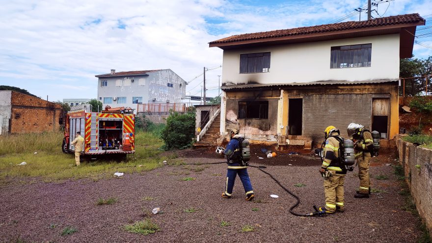 Casa ocupada por mendigos pega fogo na Avenida Tancredo Neves