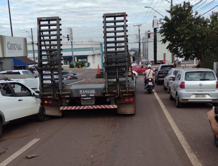 Strada e caminhão se envolvem em colisão na rua Cuiabá, ao lado do Cemitério Central