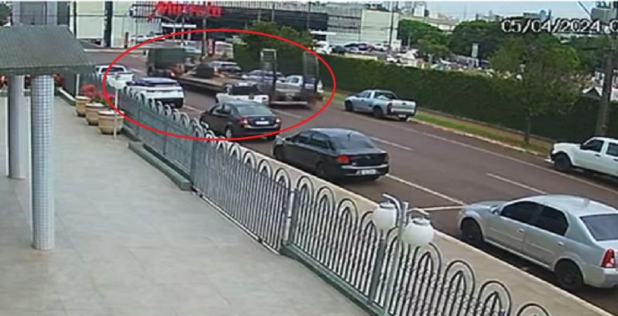 Câmera flagra acidente entre Strada e caminhão ao lado do Cemitério Central