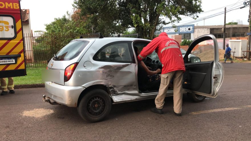 Mulher fica ferida em acidente entre dois carros na Rua Vinícius Morais