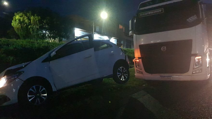 Trânsito lento provoca engavetamento de veículos na BR-277