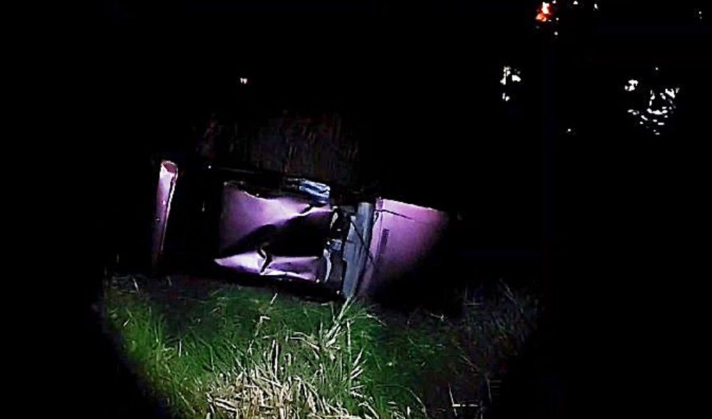 Jovem fica ferido após carro sair da pista e capotar na PR-180