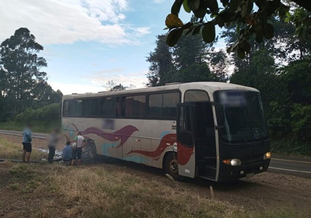 Ônibus tem princípio de incêndio durante viagem na rodovia PR-180
