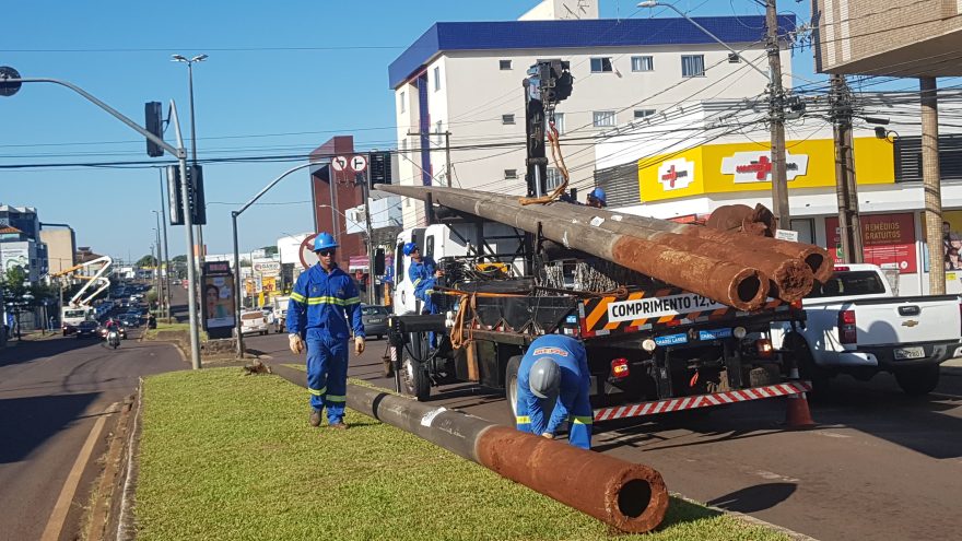Atenção ao passar pela Carlos Gomes: Retirada de postes deixa trânsito parcialmente obstruído