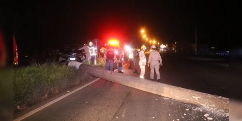 Após derrubar poste, carro fica destruído e motorista em estado grave na BR-373 Imagem referente a Após derrubar poste, carro fica destruído e motorista em estado grave na BR-373