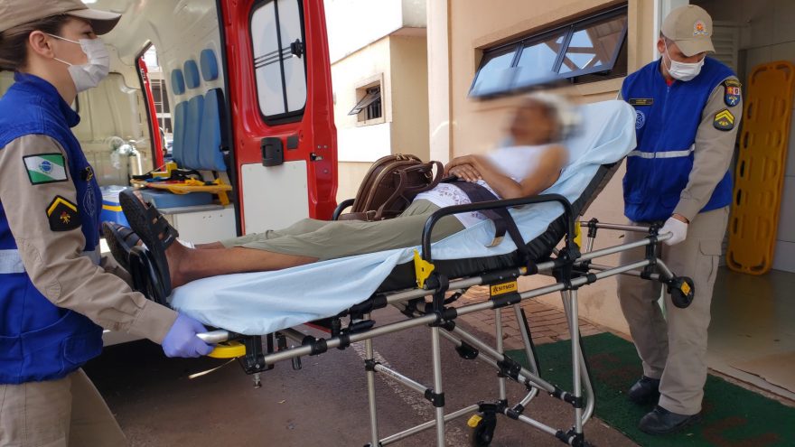 Mulher é socorrida pelo Siate no Bairro Morumbi, após sofrer queda