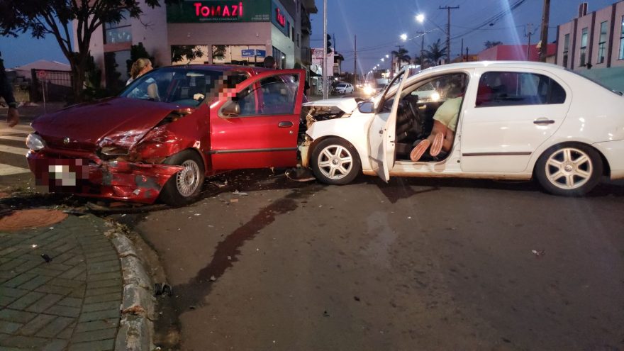 Pancada entre dois carros é registrada no Cascavel Velho