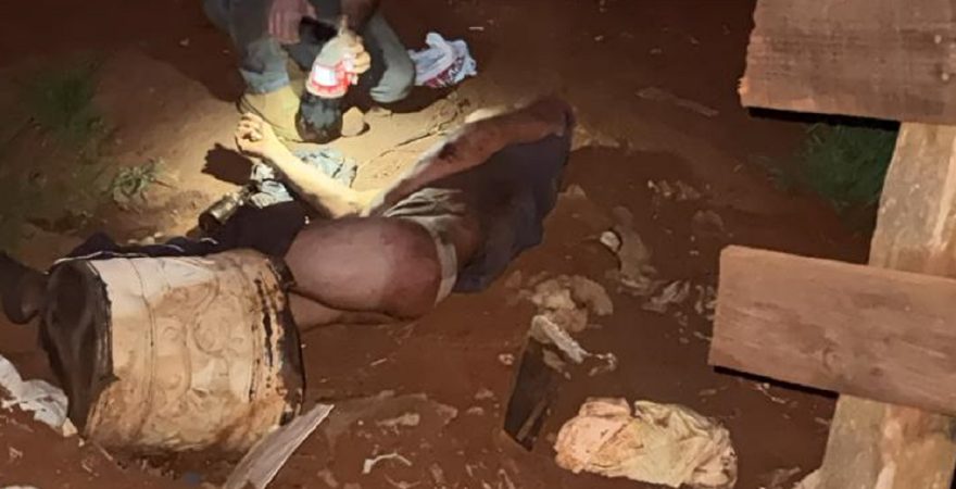 Homem é desovado em estrada rural após ser agredido