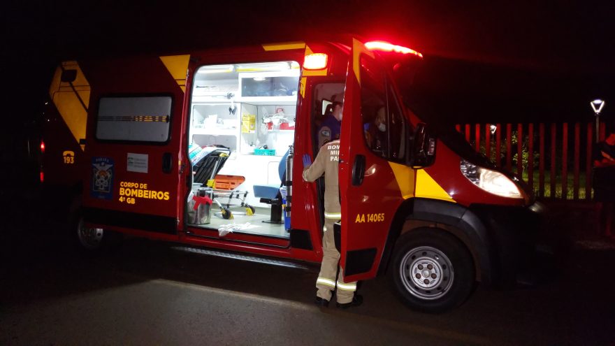 Motociclista sem CNH sofre fratura ao bater em poste caído no Morumbi