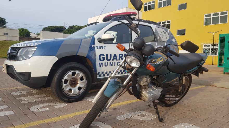 Ladrão furta motocicleta, apanha do dono e é preso pela Guarda Municipal