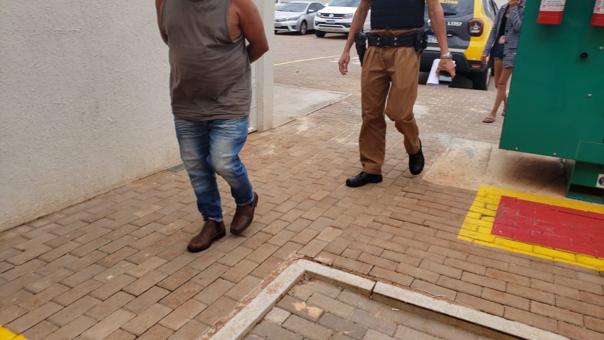 Sujeito é preso após bater na companheira