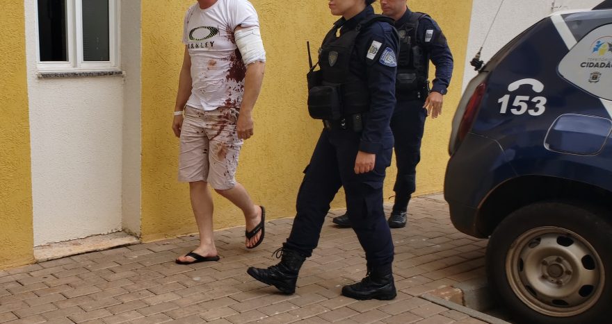 Homem é esfaqueado pela mulher, porém ele que é preso; entenda!