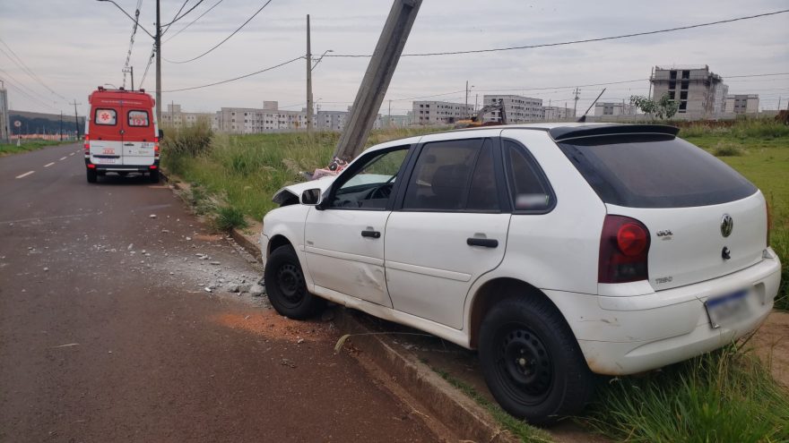 Condutora perde o controle e atinge poste no bairro Floresta