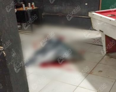 Imagem referente a Jovem de 21 anos é morto com quatro tiros dentro de conveniência enquanto jogava sinuca