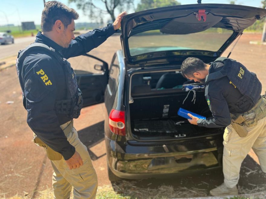 PRF apreende 614 quilos de maconha, pistola, carro roubado e coletes balísticos em STI