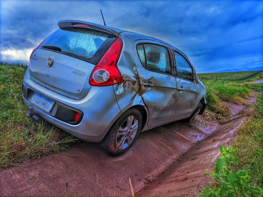 Motorista perde o controle da direção após carro aquaplanar na BR-163