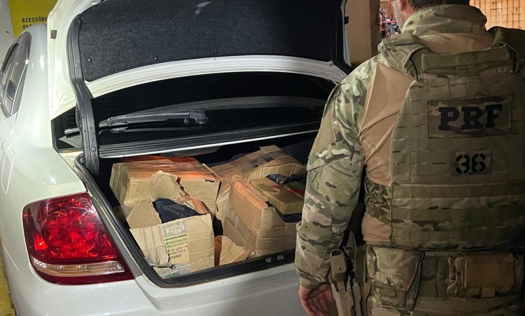 PRF apreende veículo carregado com mais de 300kg de maconha na rodovia BR-277