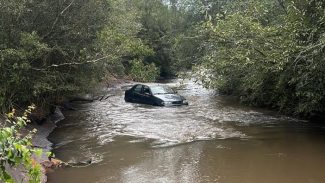 Carro abandonado em riacho é localizado pela Polícia Militar