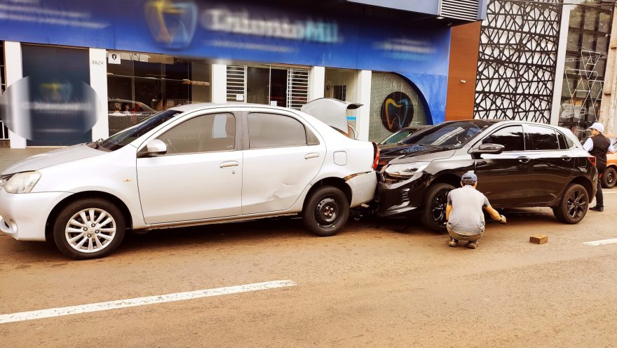 Colisão entre carro deixa via interditada na Avenida Brasil