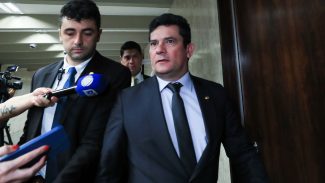 Desembargador pede vista e suspende julgamento de Moro