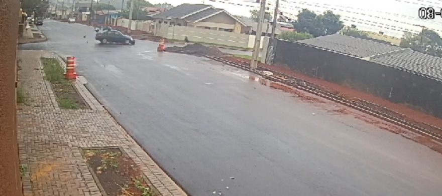Câmera flagra colisão entre carro e moto antes do atropelamento de criança