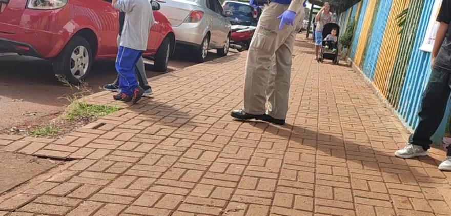 Criança é socorrida após sofrer queda na Escola Francisco Vaz De Lima