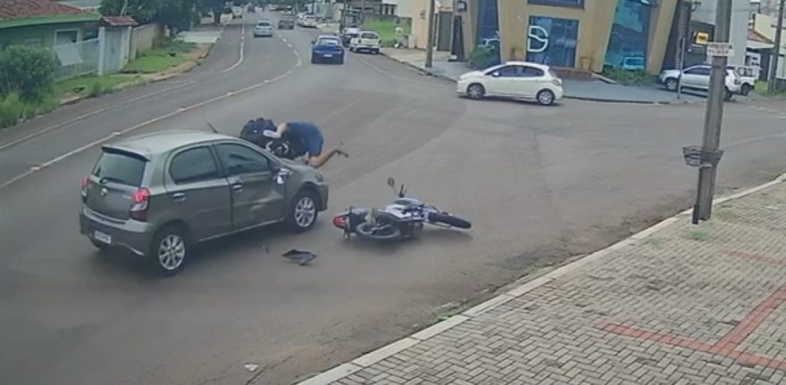 Câmera flagra motociclista sendo atingido por Etios na rua Cuiabá