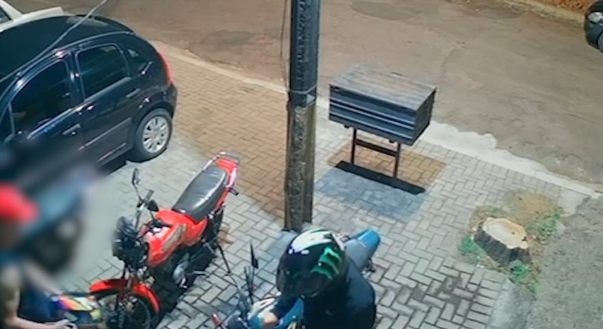 Vídeo mostra homem furtando motocicleta em tabacaria no Bairro Alto Alegre