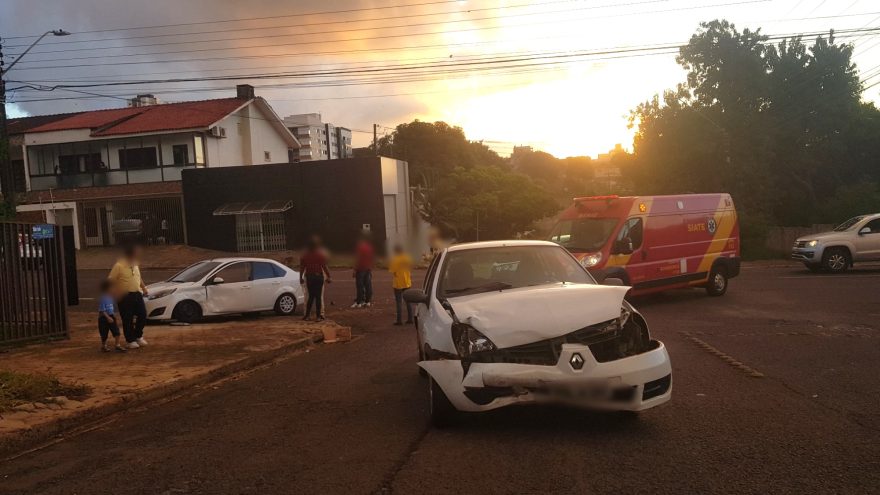 Casal fica ferido em acidente de trânsito entre três carros no Cancelli