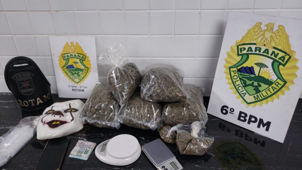 Diligências da PM apreendem capulho de maconha em residência no bairro Canadá; um casal foi detido
