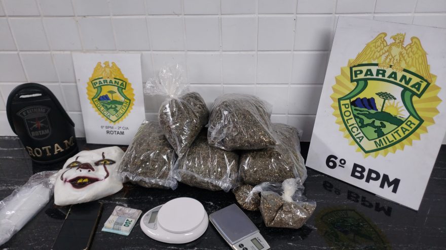Diligências da PM apreendem capulho de maconha em residência no bairro Canadá; um casal foi detido