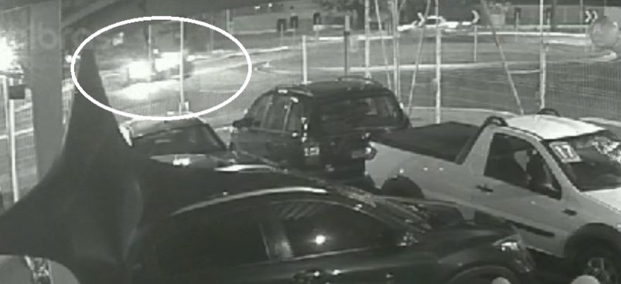 Câmera flagra motorista fugindo após atingir motociclista na Avenida Rocha Pombo