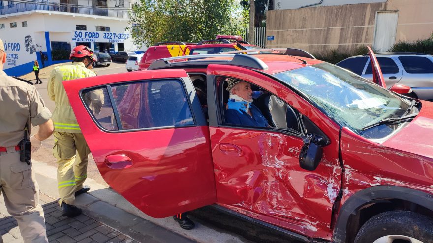 Grave colisão entre caminhão e carro é registrada na Rua Fortunato Bebber
