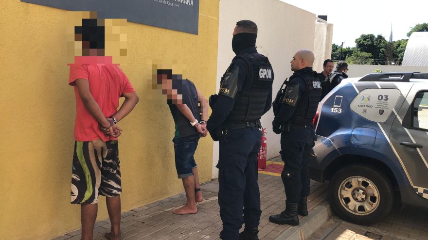 Com drogas, dupla é presa pelo GPOM na Praça da Bíblia Dois são presos