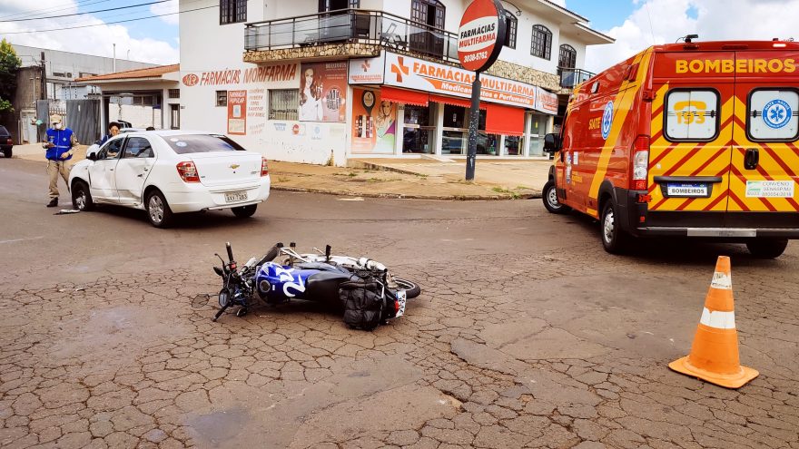 Dois ficam feridos em acidente entre moto e carro no São Cristóvão