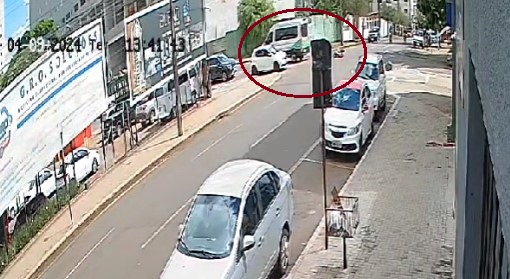 Câmera flagra Van da Saúde atingindo motociclista no Centro