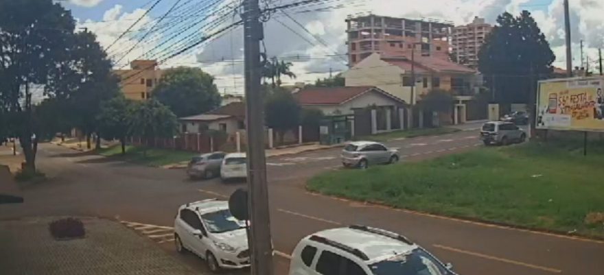Câmera flagra acidente de trânsito no Coqueiral