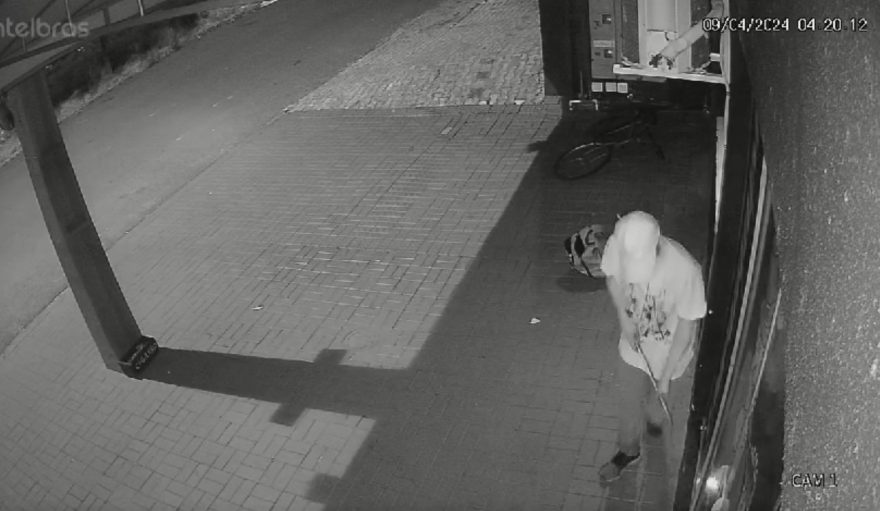 Câmera flagra tentativa de arrombamento no bairro Esmeralda