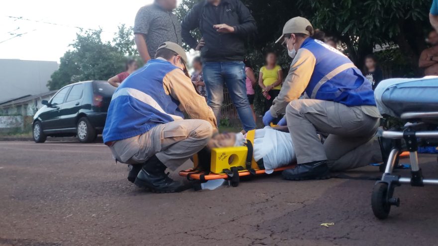 Condutores de motos ficam feridos em acidente entre três veículos no Santo Onofre