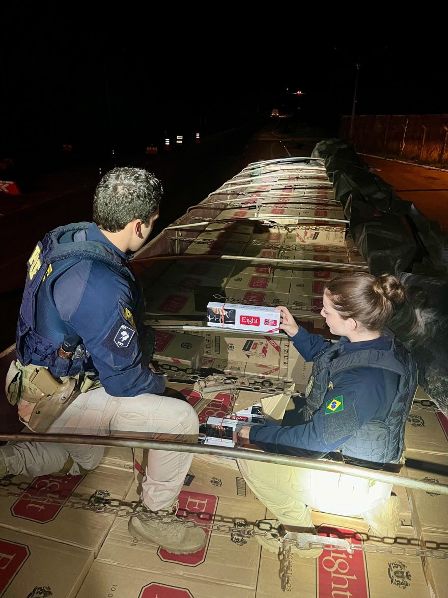 Cena de filme: caminhão carregado com 400 mil maços de cigarros é apreendido